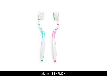 Brosses à dents colorées avec poignées ergonomiques, soies souples, isolées sur fond blanc, idéales pour promouvoir les campagnes d'hygiène des produits de soins dentaires, Banque D'Images