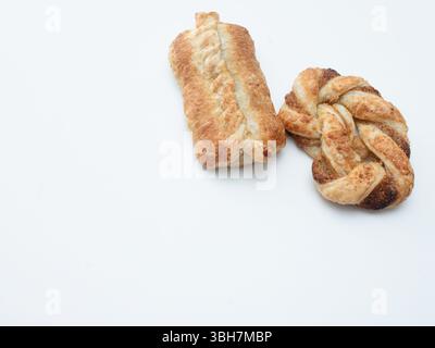 petits pains ou petits pains fraîchement cuits au four, petit déjeuner mou brun doré ou collation à l'heure du thé fond blanc isolé, pris d'en haut. Banque D'Images