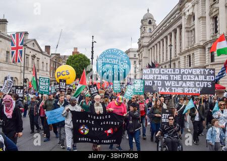 Londres, Angleterre, Royaume-Uni. 7 juin 2025. Les manifestants passent par Whitehall alors que des milliers de personnes marchent contre les compressions du gouvernement dans le centre de Londres. (Crédit image : © Vuk Valcic/ZUMA Press Wire) USAGE ÉDITORIAL SEULEMENT ! Non destiné à UN USAGE commercial ! Banque D'Images