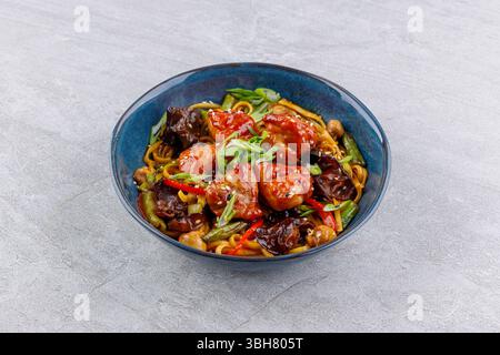 Poulet croustillant au Chili sucré avec nouilles et légumes sautés Banque D'Images