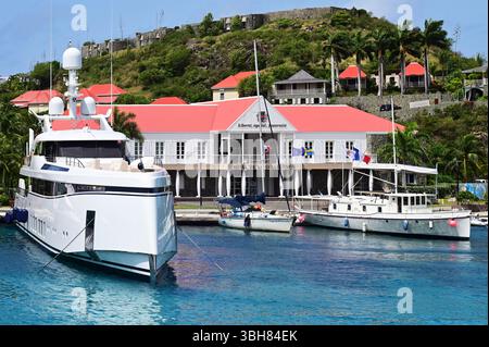 FRANCE. ÎLE DE SAINT-BARTHÉLEMY (977). GUSTAVIA. YACHTS ANCRÉS DANS LE PORT DE GUSTAVIA. Banque D'Images