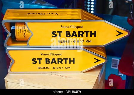 FRANCE. ÎLE DE SAINT-BARTHÉLEMY (977). GUSTAVIA. MAGASIN DE VIN VENDANT DU CHAMPAGNE VEUVE CLIQUOT DANS DES BOÎTES COMME UN PANNEAU POSTAL AVEC LA DISTANCE REIMS-SAINT-BAR Banque D'Images