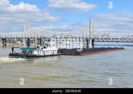 Remorqueur poussant des barges chargées de charbon sur la rivière Banque D'Images