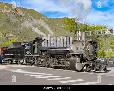 Durango, Colorado, États-Unis - 23 mai 2025 : moteur à vapeur d'époque sur le chemin de fer à voie étroite Durango et Silverton quittant la gare de Durango Banque D'Images