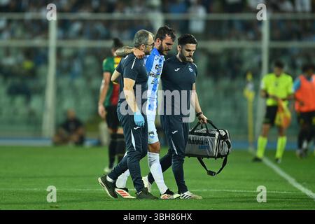 Pescara, Italie. 08 juin 2025. Edoardo Lancini de Pescara Calcio blessé et quitte le terrain lors du match de Serie C NOW Playoffs entre Pescara Calcio et Ternana Calcio au stade Adriatico, le 7 juin 2025 à Pescara, en Italie. Crédit : Agence photo indépendante/Alamy Live News Banque D'Images