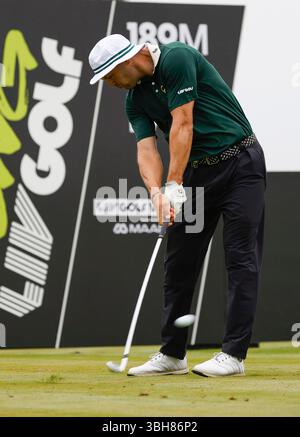 Gainesville Virginie, États-Unis. 87 juin 2025. Martin Kaymer, du Cleeks Golf Club, part sur le 4e trou lors de la dernière manche du LIV Golf Virginia sur le parcours Robert Trent Jones à Gainesville, Virginie. Justin Cooper/CSM/Alamy Live News Banque D'Images