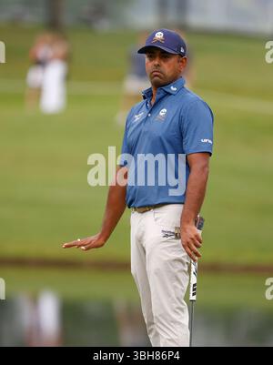 Gainesville Virginie, États-Unis. 87 juin 2025. Anirban Lahiri de Crushers GC se déplace vers son ballon en mettant le 4e green lors de la dernière manche du LIV Golf Virginia sur le parcours Robert Trent Jones à Gainesville en Virginie. Justin Cooper/CSM/Alamy Live News Banque D'Images
