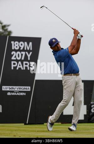 Gainesville Virginie, États-Unis. 87 juin 2025. Anirban Lahiri, de Crushers GC, fait un départ sur le 4e trou lors de la dernière manche du LIV Golf Virginia sur le parcours Robert Trent Jones à Gainesville, Virginie. Justin Cooper/CSM/Alamy Live News Banque D'Images