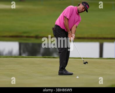 Gainesville Virginie, États-Unis. 87 juin 2025. Bubba Watson de RangeGoats GC putte sur le 4e green lors de la dernière manche du LIV Golf Virginia sur le parcours Robert Trent Jones à Gainesville en Virginie. Justin Cooper/CSM/Alamy Live News Banque D'Images