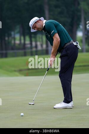 Gainesville Virginie, États-Unis. 87 juin 2025. Martin Kaymer, du Cleeks Golf Club, lance sur le 4e green lors de la dernière manche du LIV Golf Virginia sur le parcours Robert Trent Jones à Gainesville en Virginie. Justin Cooper/CSM/Alamy Live News Banque D'Images