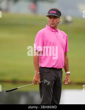 Gainesville Virginie, États-Unis. 87 juin 2025. Bubba Watson de RangeGoats GC regarde son putt sur le 4e green lors de la dernière manche du LIV Golf Virginia sur le parcours Robert Trent Jones à Gainesville en Virginie. Justin Cooper/CSM/Alamy Live News Banque D'Images