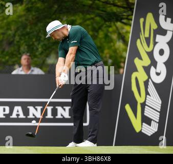 Gainesville Virginie, États-Unis. 87 juin 2025. Martin Kaymer, du Cleeks Golf Club, part sur le 3e trou lors de la dernière ronde du LIV Golf Virginia sur le parcours Robert Trent Jones à Gainesville, Virginie. Justin Cooper/CSM/Alamy Live News Banque D'Images