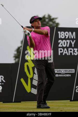 Gainesville Virginie, États-Unis. 87 juin 2025. Bubba Watson, de RangeGoats GC, part sur le 4e trou lors de la dernière manche du LIV Golf Virginia sur le parcours Robert Trent Jones à Gainesville, en Virginie. Justin Cooper/CSM/Alamy Live News Banque D'Images