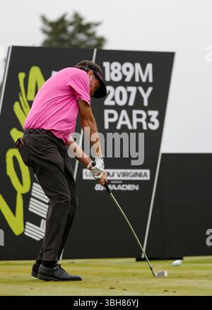 Gainesville Virginie, États-Unis. 87 juin 2025. Bubba Watson, de RangeGoats GC, part sur le 4e trou lors de la dernière manche du LIV Golf Virginia sur le parcours Robert Trent Jones à Gainesville, en Virginie. Justin Cooper/CSM/Alamy Live News Banque D'Images