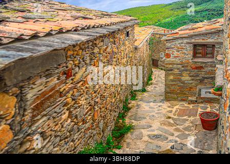 Talasnal, Portugal 24 mai 2022 : Casa Novo Talasnal est l'un des 27 villages schistes abandonnés uniques en cours de restauration dans le centre du Portugal. Banque D'Images