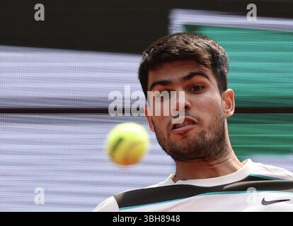 Paris, France. 8 juin 2025. Carlos Alcaraz participe à la finale masculine en simple entre Jannik Sinner d'Italie et Carlos Alcaraz d'Espagne à l'Open de France à Roland Garros, Paris, France, le 8 juin 2025. Crédit : Li Jing/Xinhua/Alamy Live News Banque D'Images