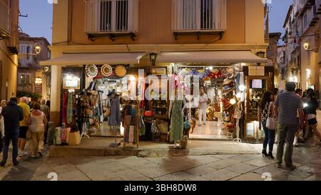 TROPEA, ITALIE - 02 JUIN 2025 - les gens marchent et font du shopping dans une rue de Tropea, Calabre, au crépuscule Banque D'Images
