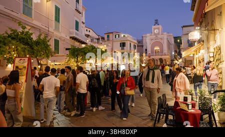 TROPEA, ITALIE - 02 JUIN 2025 - touristes et habitants appréciant la vie nocturne à Tropea, Calabre, Italie Banque D'Images
