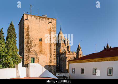 Evora, Portugal 26 mai 2022 : le centre historique d'Évora est bien conservé, mettant en valeur les influences romaines, mauresques et médiévales. Banque D'Images