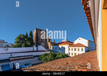 Evora, Portugal 26 mai 2022 : le centre historique d'Évora est bien conservé, mettant en valeur les influences romaines, mauresques et médiévales. Banque D'Images