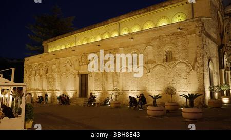 TROPEA, ITALIE - 02 JUIN 2025 - les touristes apprécient la cathédrale normande illuminée de Tropea la nuit Banque D'Images