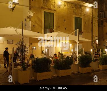TROPEA, ITALIE - 02 JUIN 2025 - Restaurant en plein air avec des clients dînant à Tropea, Italie, la nuit Banque D'Images
