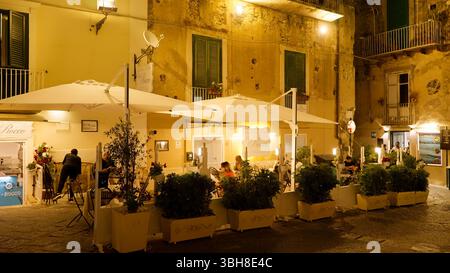 TROPEA, ITALIE - 02 JUIN 2025 - les gens dînent dans un restaurant en plein air à Tropea, Calabre, la nuit Banque D'Images