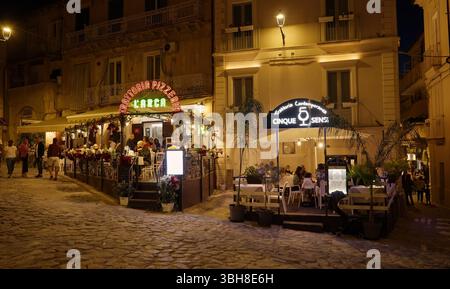 TROPEA, ITALIE - 02 JUIN 2025 - les gens dînent dans les restaurants de Tropea, Italie, pendant la nuit Banque D'Images