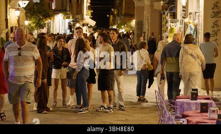 TROPEA, ITALIE - 02 JUIN 2025 - touristes marchant et discutant dans les rues bondées de Tropea, Italie, au coucher du soleil Banque D'Images