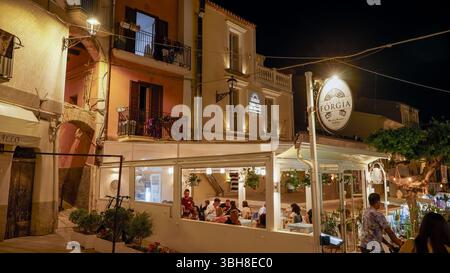 TROPEA, ITALIE - 02 JUIN 2025 - les gens apprécient le dîner dans un restaurant à Tropea, Calabre, la nuit Banque D'Images