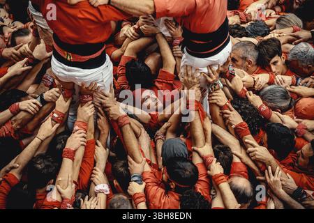 Barcelone, Espagne. 8 juin 2025. Les 'Castellers de Barcelona' construisent la base d'une tour humaine pendant la 'diada Castellera' pour leur 56e anniversaire crédit : Matthias Oesterle/Alamy Live News Banque D'Images