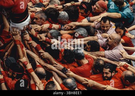 Barcelone, Espagne. 8 juin 2025. Les 'Castellers de Barcelona' construisent la base d'une tour humaine pendant la 'diada Castellera' pour leur 56e anniversaire crédit : Matthias Oesterle/Alamy Live News Banque D'Images