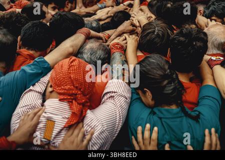 Barcelone, Espagne. 8 juin 2025. Les 'Castellers de Barcelona' construisent la base d'une tour humaine pendant la 'diada Castellera' pour leur 56e anniversaire crédit : Matthias Oesterle/Alamy Live News Banque D'Images