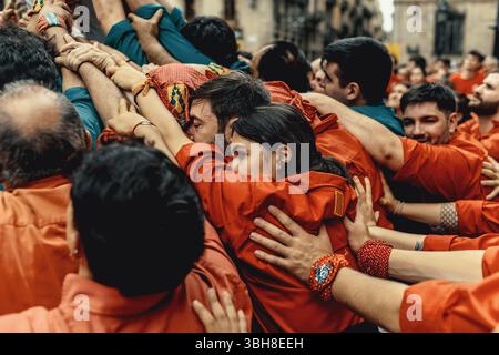 Barcelone, Espagne. 8 juin 2025. Les 'Castellers de Barcelona' construisent la base d'une tour humaine pendant la 'diada Castellera' pour leur 56e anniversaire crédit : Matthias Oesterle/Alamy Live News Banque D'Images