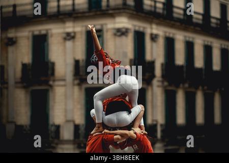 Barcelone, Espagne. 8 juin 2025. Les 'Castellers de Barcelona' construisent une tour humaine lors de la 'diada Castellera' pour leur 56e anniversaire crédit : Matthias Oesterle/Alamy Live News Banque D'Images
