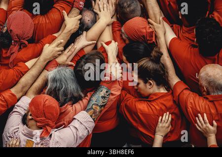Barcelone, Espagne. 8 juin 2025. Les 'Castellers de Barcelona' construisent la base d'une tour humaine pendant la 'diada Castellera' pour leur 56e anniversaire crédit : Matthias Oesterle/Alamy Live News Banque D'Images