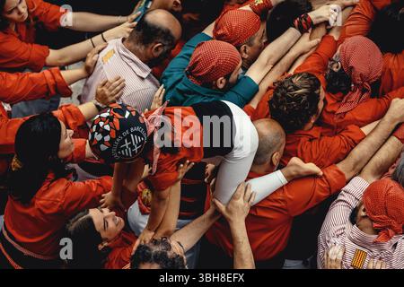 Barcelone, Espagne. 8 juin 2025. Les 'Castellers de Barcelona' démontent une tour humaine lors de la 'diada Castellera' pour leur 56ème anniversaire crédit : Matthias Oesterle/Alamy Live News Banque D'Images
