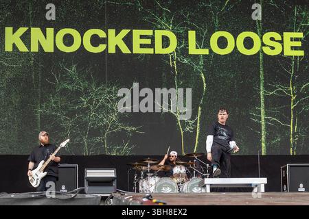 Musikfestival Rock im Park, Knocked Loose, Nürnberg, 08.06.2025 Die US-amerikanische Hardcore-Band Knocked Loose tritt auf der Utopia Stage beim Musikfestival Rock im Park 2025 auf. Mit brachialem Sound, intensiven Breakdowns und aggressiver Bühnenpräsenz liefern sie eine eneregeladene Show vor einem leidenschaftlichen Publikum. Der Auftritt zählt zu den härtesten Momenten des zweiten oder dritten Festivaltags und zieht vor allem fans der härteren Gangart an. Bryan Garris Nürnberg Bayern Deutschland *** Rock im Park Music Festival, Knocked Loose, Nuremberg, 08 06 2025 le groupe hardcore américain kN Banque D'Images
