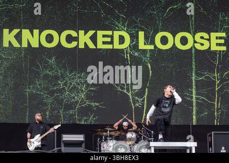 Musikfestival Rock im Park, Knocked Loose, Nürnberg, 08.06.2025 Die US-amerikanische Hardcore-Band Knocked Loose tritt auf der Utopia Stage beim Musikfestival Rock im Park 2025 auf. Mit brachialem Sound, intensiven Breakdowns und aggressiver Bühnenpräsenz liefern sie eine eneregeladene Show vor einem leidenschaftlichen Publikum. Der Auftritt zählt zu den härtesten Momenten des zweiten oder dritten Festivaltags und zieht vor allem fans der härteren Gangart an. Bryan Garris Nürnberg Bayern Deutschland *** Rock im Park Music Festival, Knocked Loose, Nuremberg, 08 06 2025 le groupe hardcore américain kN Banque D'Images
