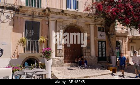 TROPEA, ITALIE - 02 JUIN 2025 - les touristes explorent les charmantes rues de Tropea, admirant l'architecture historique et les bougainvilliers animés Banque D'Images
