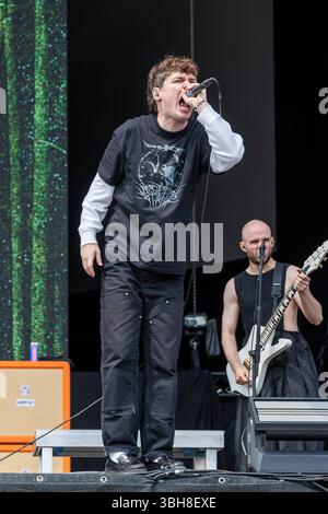 Musikfestival Rock im Park, Knocked Loose, Nürnberg, 08.06.2025 Die US-amerikanische Hardcore-Band Knocked Loose tritt auf der Utopia Stage beim Musikfestival Rock im Park 2025 auf. Mit brachialem Sound, intensiven Breakdowns und aggressiver Bühnenpräsenz liefern sie eine eneregeladene Show vor einem leidenschaftlichen Publikum. Der Auftritt zählt zu den härtesten Momenten des zweiten oder dritten Festivaltags und zieht vor allem fans der härteren Gangart an. Bryan Garris Nürnberg Bayern Deutschland *** Rock im Park Music Festival, Knocked Loose, Nuremberg, 08 06 2025 le groupe hardcore américain kN Banque D'Images