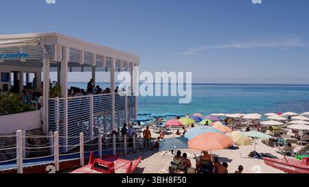 TROPEA, ITALIE - 02 JUIN 2025 - les touristes apprécient les vacances d'été au restaurant de plage de Tropea, Calabre, Italie Banque D'Images