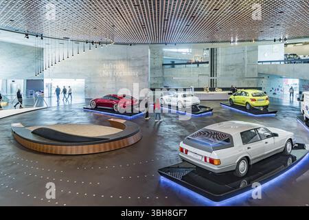 Mercedes-Benz Auto 2000 de 1981 : le musée Mercedes-Benz de Stuttgart présente un voyage à travers l'histoire automobile de la société mondiale. Banque D'Images