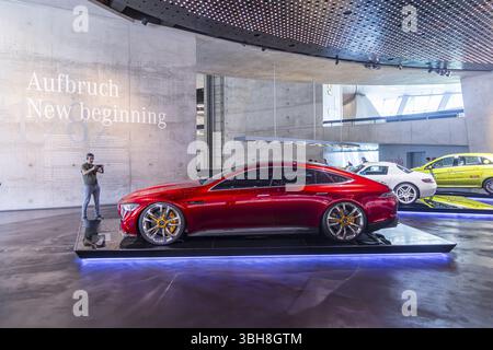 Mercedes-AMG GT concept de 2017. Le musée Mercedes-Benz de Stuttgart présente un voyage à travers l'histoire automobile de la société mondiale. Banque D'Images