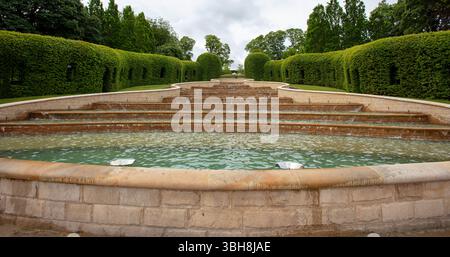 La fonction cascade d'eau. Le jardin d'Alnwick, Northumberland Banque D'Images