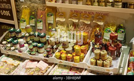 TROPEA, ITALIE - 02 JUIN 2025 - étagères emballées avec des produits traditionnels calabrais tels que les pâtes fileja, nduja et diverses conserves dans un magasin à TR Banque D'Images
