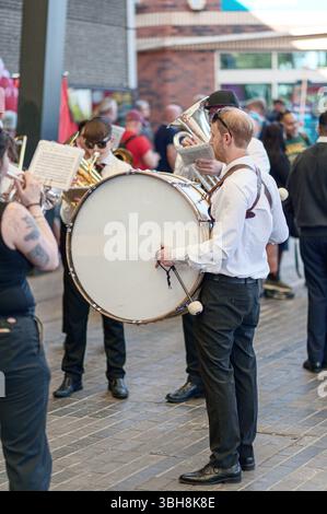 Wakefield, West Yorkshire, le 10 mai 2025, un groupe de cuivres joue au festival With Banners Held High au Wakefield Exchange, Wakefield Banque D'Images
