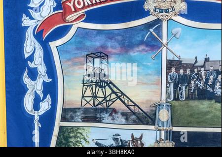 Wakefield, West Yorkshire, 10 mai 2025, détail de la bannière NUM Yorkshire au festival With Banners Held High à Wakefield Exchange, Wakefield Banque D'Images