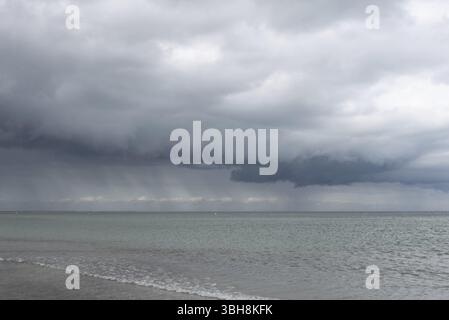 Des nuages de pluie épais et sombres se rassemblent sur la mer Baltique, Prerow, Mecklenburg-Poméranie occidentale, Allemagne, Europe Banque D'Images