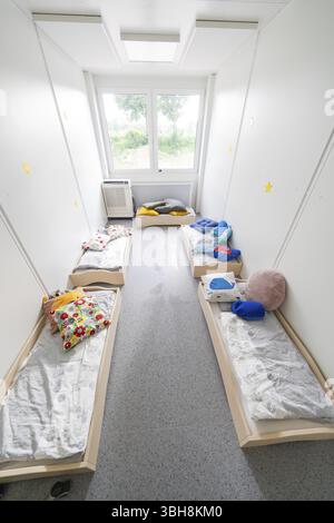Vue d'ensemble d'un dortoir pour enfants avec lits, éclairé par des fenêtres, garderie conteneurisée transitoire, garderie de Gechingen, quartier Calw, GE Banque D'Images